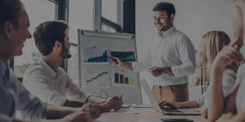 Equipo de trabajo en una reunión de estrategia